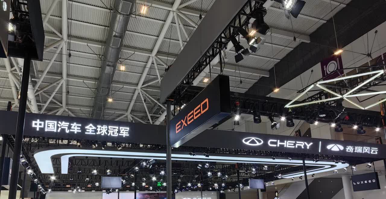 粤港澳大湾区车展奇瑞展台的标语为：“中国汽车 全球冠军。”
我觉得这包含两层意