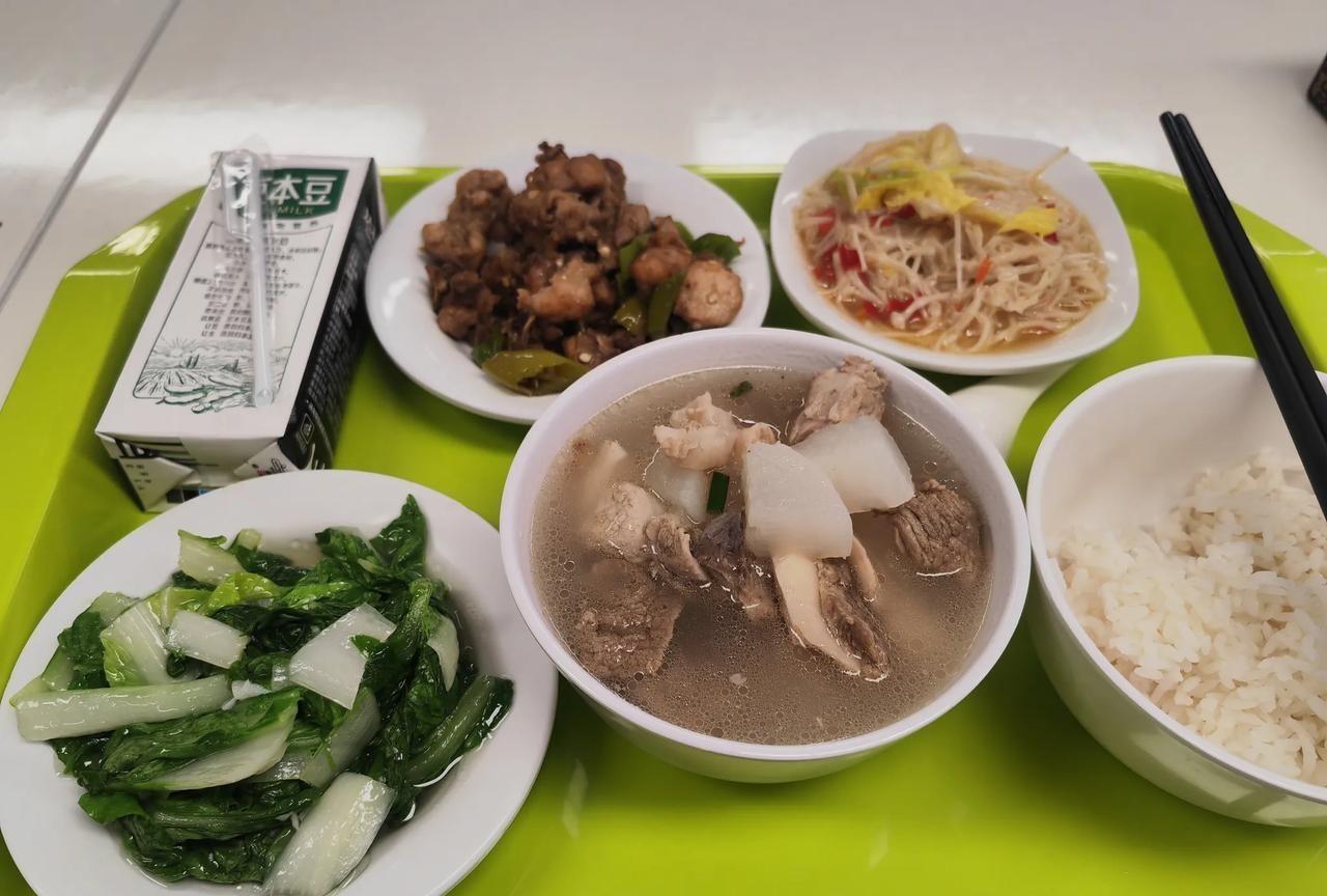 一个朋友分享的单位食堂午餐，这份午餐价格是2元，他在一家国企工作，属于军工科技行