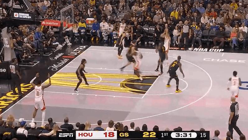 卡佩拉抢到前板强起上篮打进，火箭追到2分打停勇士