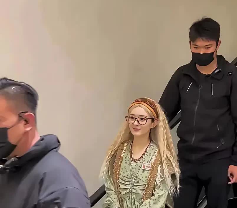 这是赵丽颖。好看不。好小好年轻一个。像是从动漫中出来的人物。小洋娃娃。