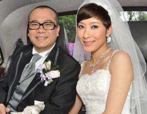1996年，欧阳振华和傅洁娴秘密结婚，恋爱之初以为妻子只是个忠实粉丝，不想他们交
