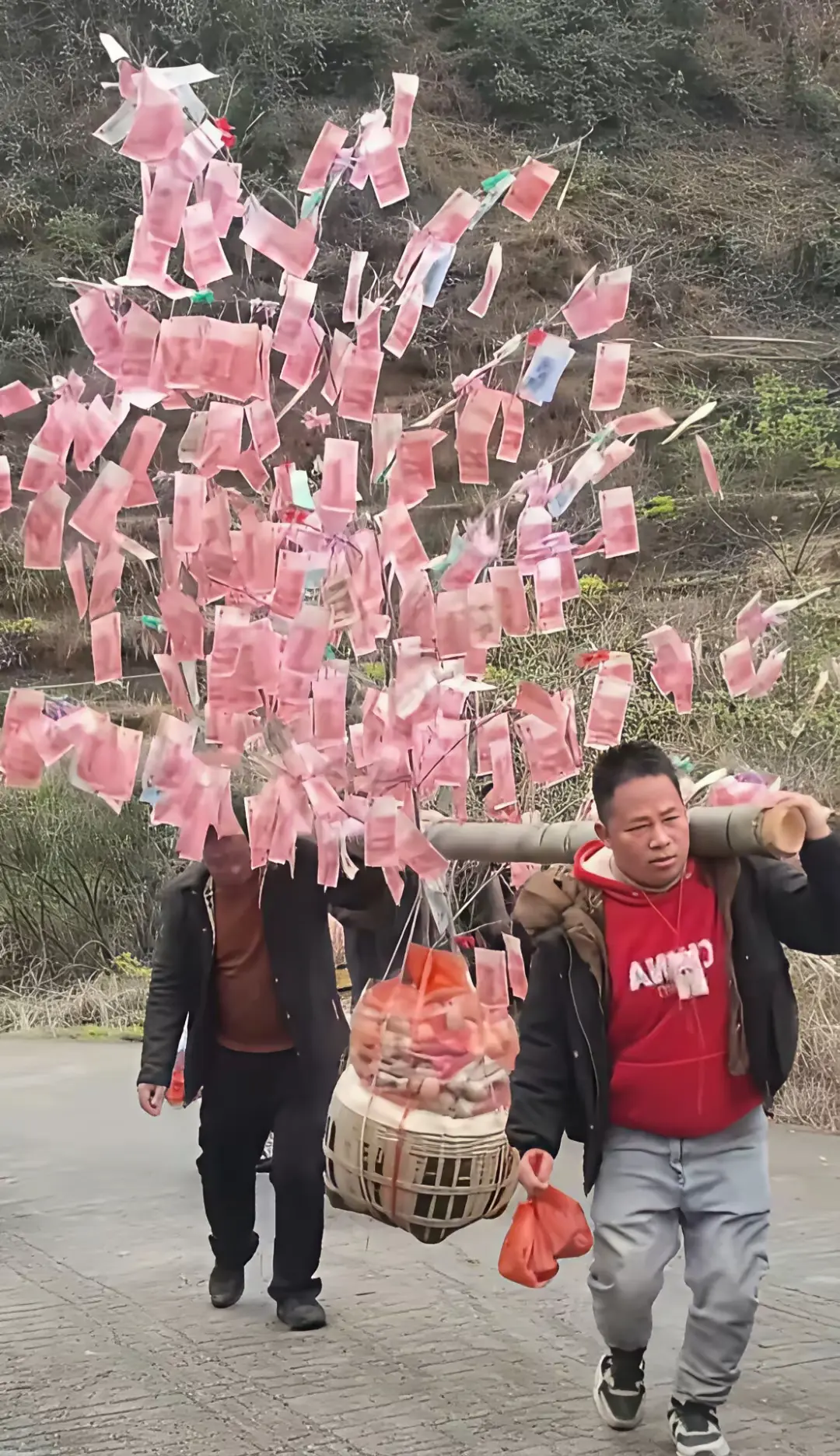这是哪里的婚礼风俗，有这么高调吗？