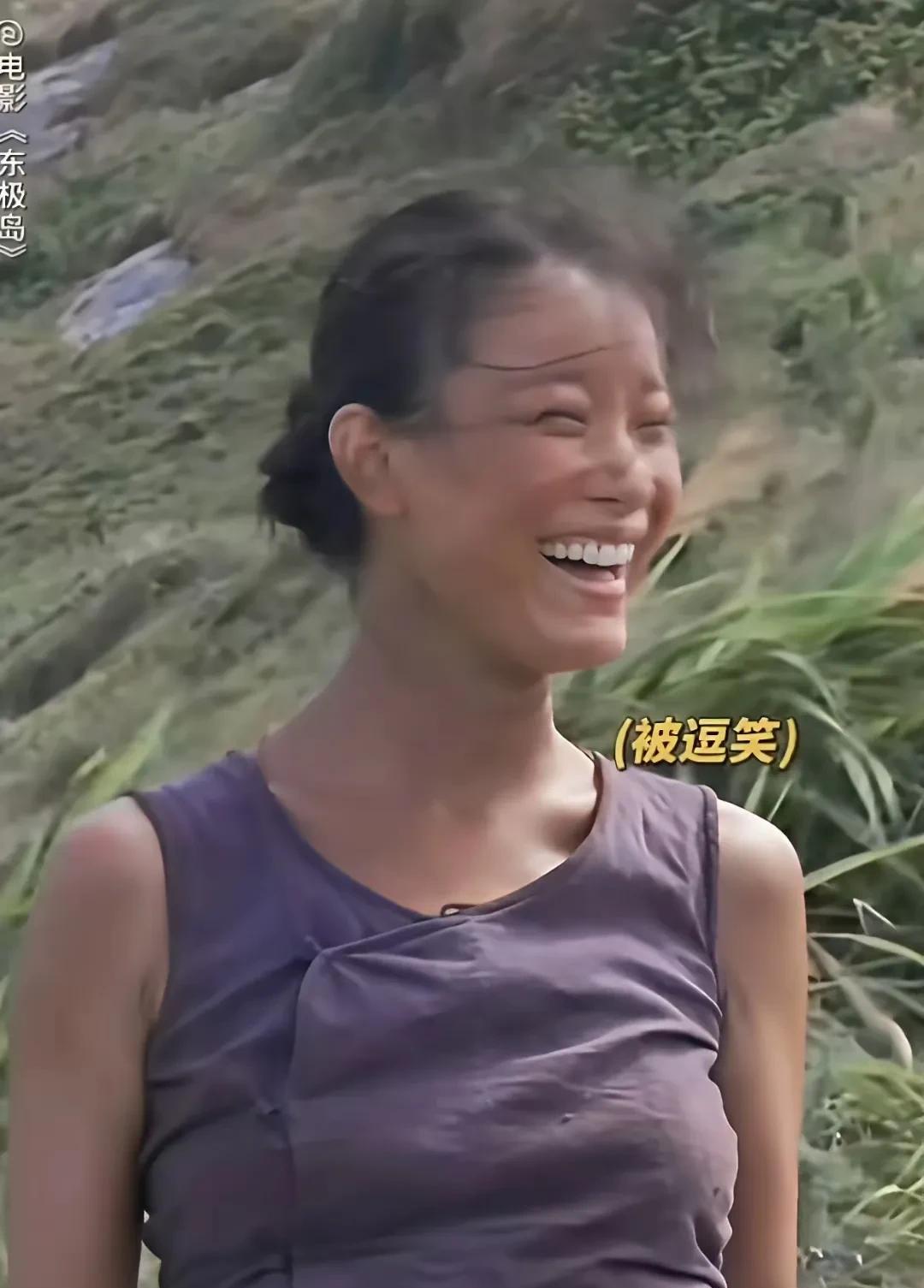 气质女神倪妮这回是真“拼”了，
为呈现最好的人物形象，休息时都走到大太阳下晒黑本