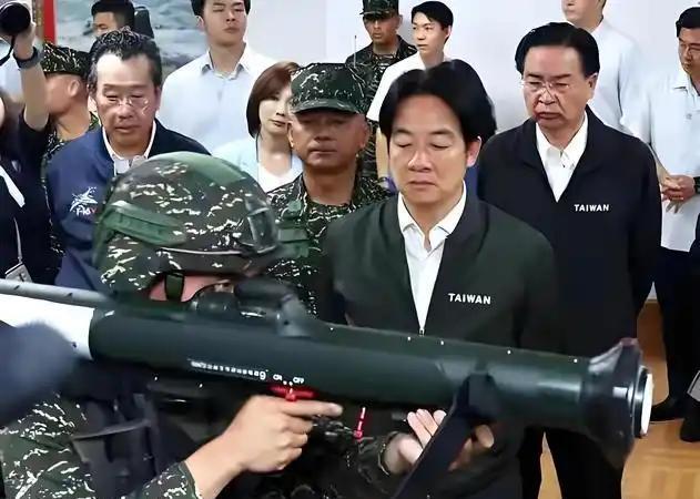 【刚刚！害怕台军造反吗？赖清德最终还是认怂，被迫同意台军加薪方案！】
 近日，台