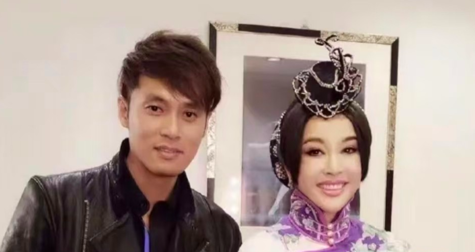 刘晓庆的经纪人叫易钢，他们的合作始于18年前，双方因事业发展规划有变动，目前经过