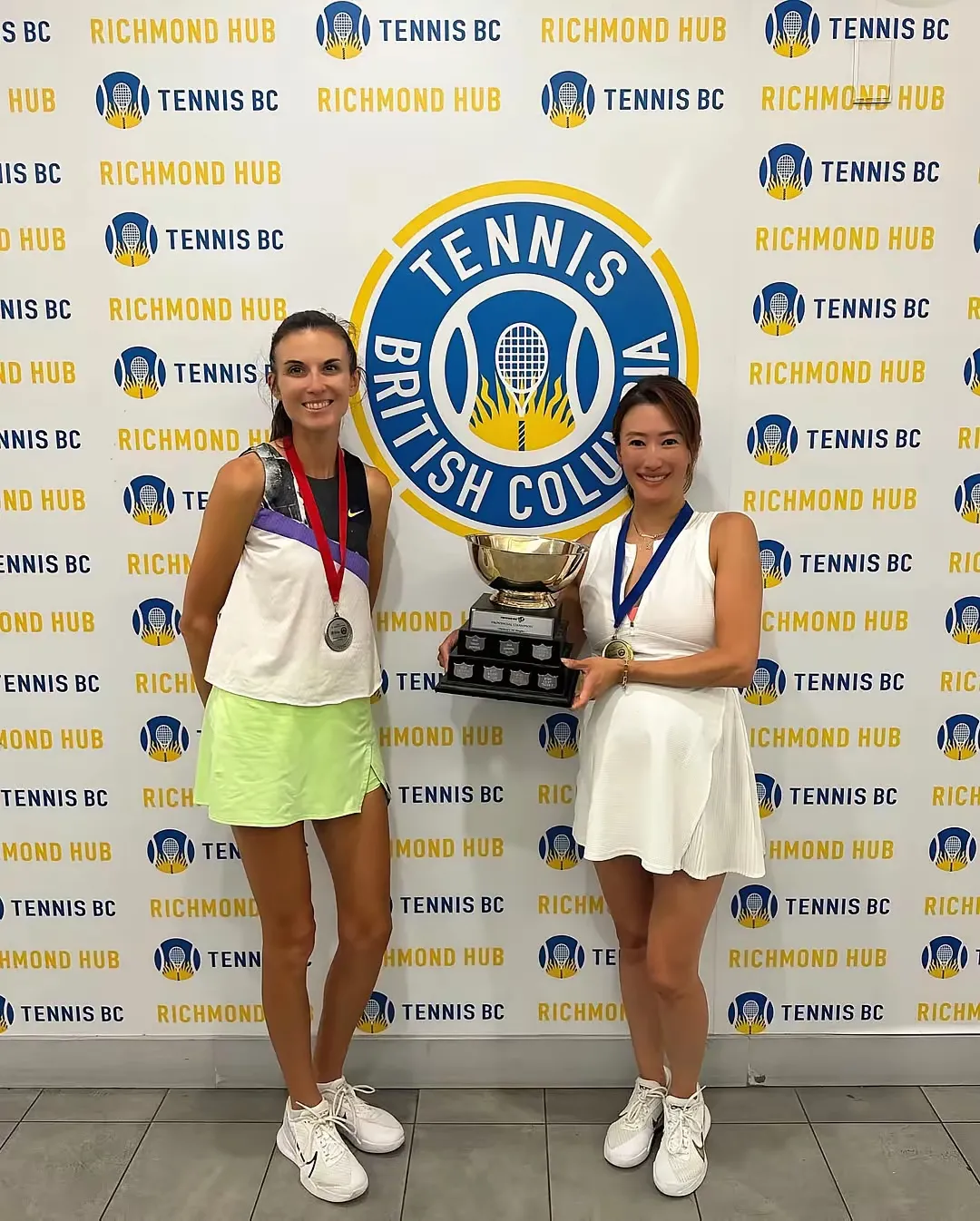 谢霆锋的妹妹又一次颠覆了我们的认知。
原来肚大如萝的状态是可以剧烈运动的。
挺着