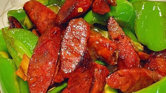 家常青椒炒腊肠：香辣开胃的经典下饭菜