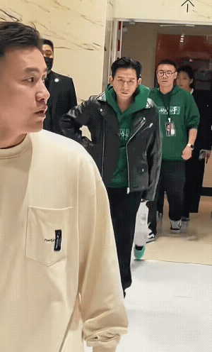 其实这个人一直符合赵丽颖的审美的，他一直喜欢像何老师一样温柔的人，之前看过这个导