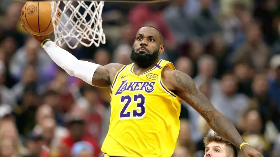 詹姆斯回归湖人会“拆台”吗？东契奇核心下，老詹该从替补打起？