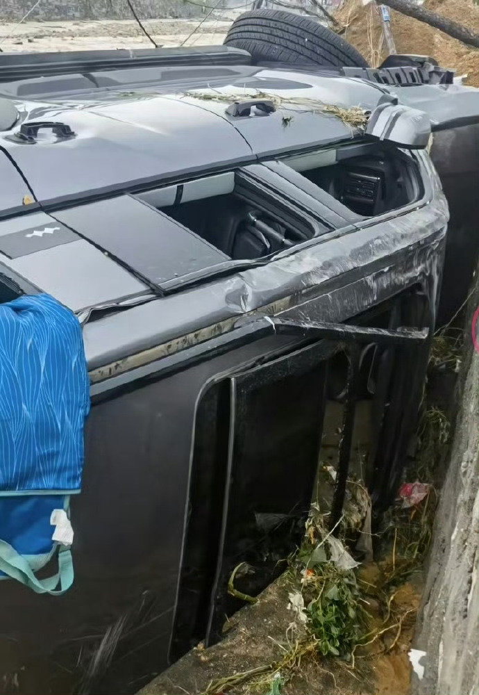 前不久河北保定遭遇特大暴雨，一位方程豹豹5车主参与救援时因突发洪水导致车辆有被冲