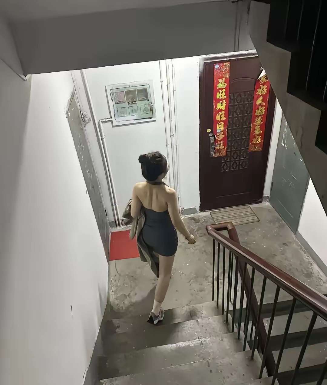 离婚自由，不自在 一个女儿跟我在 想找个男人谈恋爱 不知男人在在宅 哥哥年龄大小