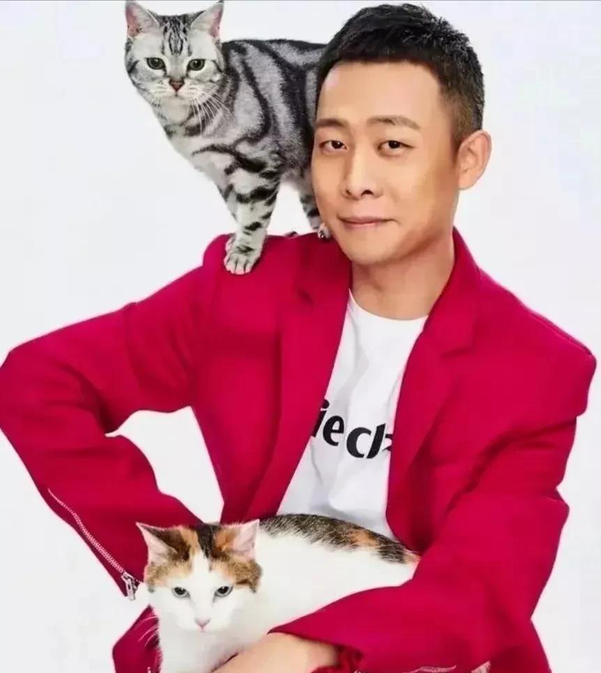 张译华表奖表示暂息影，
　　作为军人，他对得起自己的演艺事业，对得起妻子，唯独对