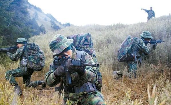 美国智库突然抛出惊人建议：驻台美军应全部撤离，并宣称“没必要直接保台”。这一警告