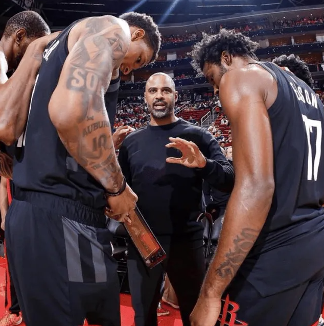 NBA常规赛，火箭将主场对阵步行者。
赛前，火箭记者发文道：
火箭队（19胜10