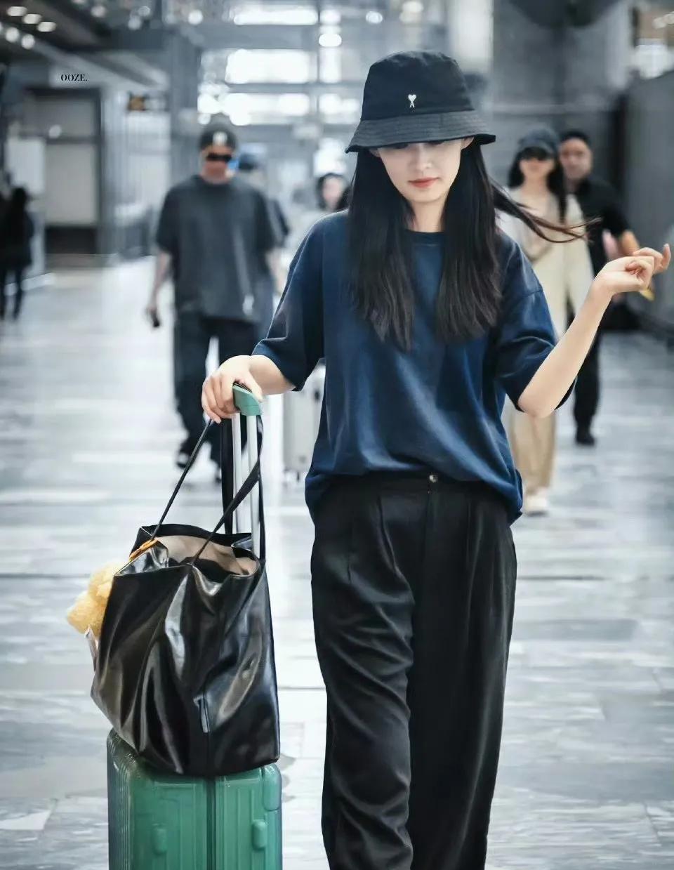李沁的“眉姐姐式穿搭”：把日常穿出温婉感，舒服又耐看
刷到李沁的出行穿搭，忍不住