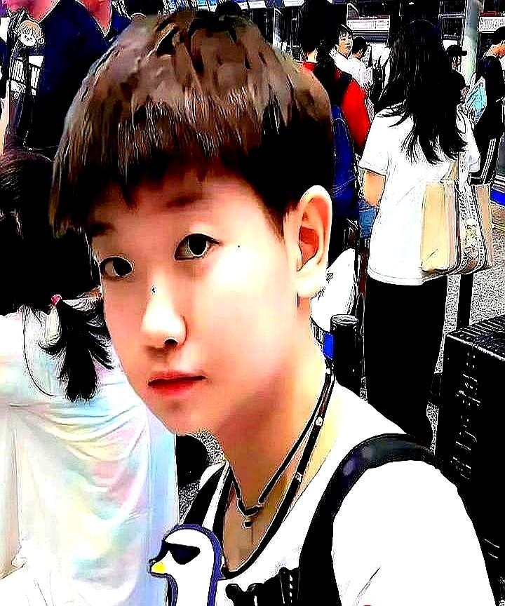 我表妹亲眼见过孙颖莎。她说了一个大实话，说孙颖莎根本不是电视上的那样。
那天活动