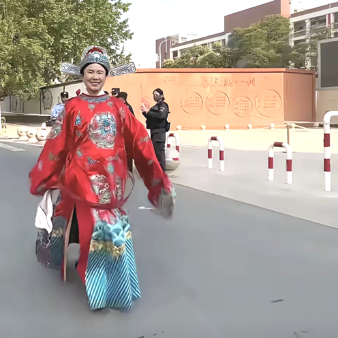 高考的考场外，又一个妈妈火了！！
