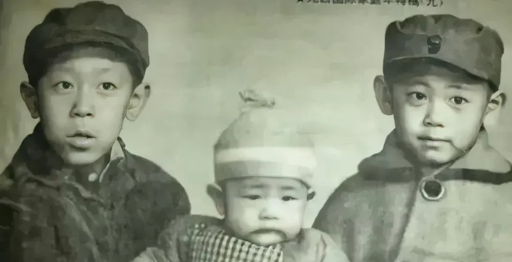 姜文姜武兄弟对比











姜文姜武，这俩兄弟，长得像，名字也像，但