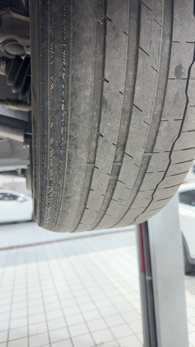 迈腾B8L吃胎严重索赔还得自己掏运费
开了一年多的迈腾330豪华，行驶里程一万八