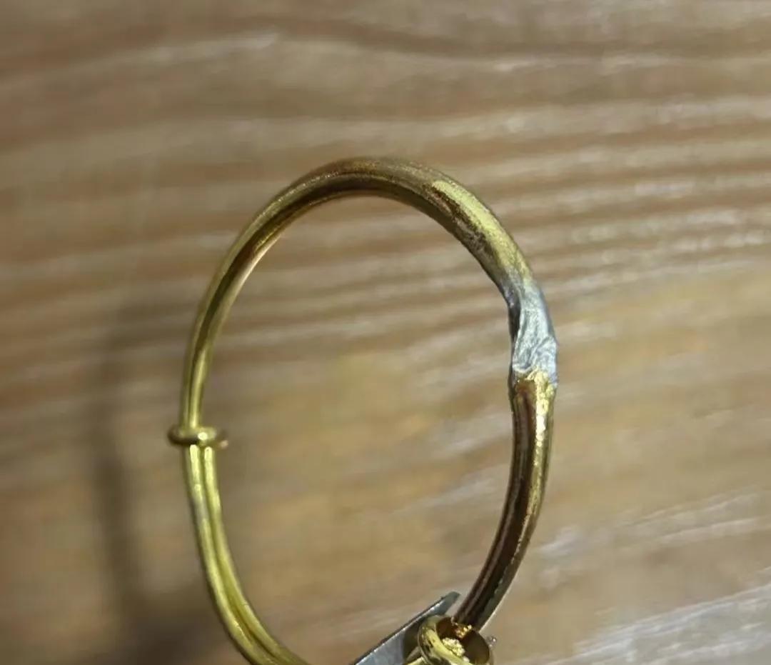 一只假金镯子，一只真金镯子，一个偏心婆婆，一个外地媳妇的心寒史。
有位广东女网友