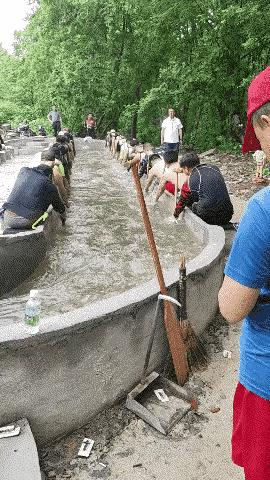 这些人在玩什么游戏？还是在干一种活？看了半天，还是没有看明白，也许他们这是在练划