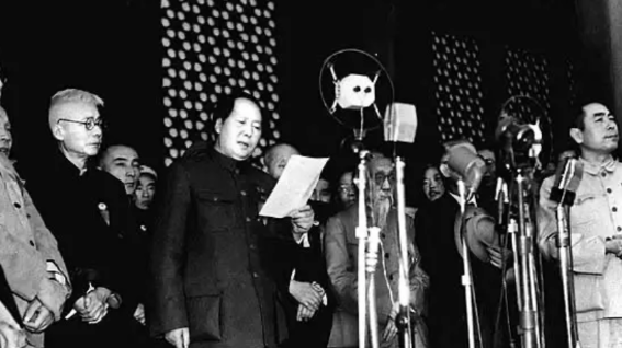 76年前开国大典上，毛主席庄严宣告：“中华人民共和国中央人民政府今天成立了！”