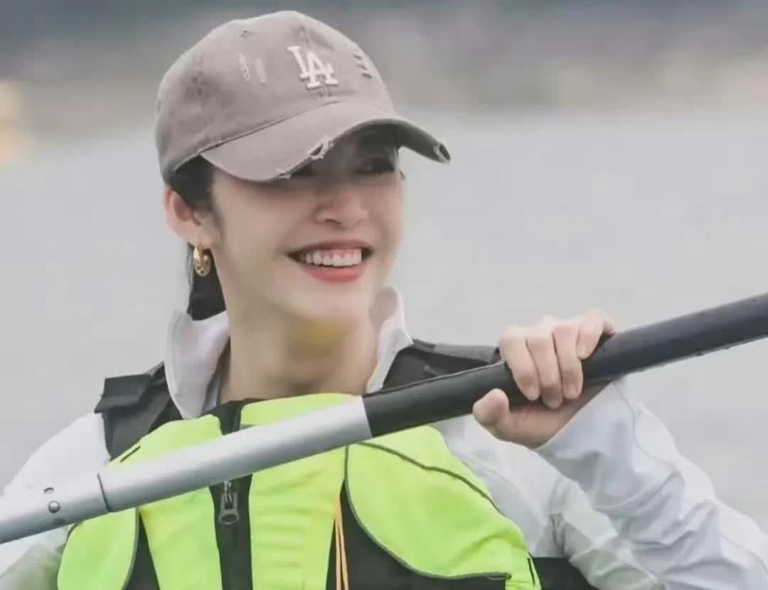 姚晨带儿女划桨亲子时光！女儿活泼可爱，儿子瘦高模样随爸爸。