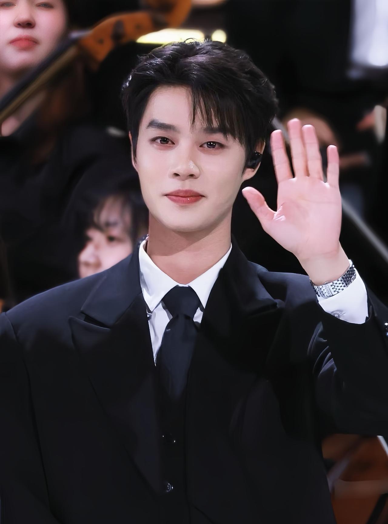 终于明白了！
柯淳为什么退出短剧一哥的位置
不是因为他演技差，也不是他身材虐，而