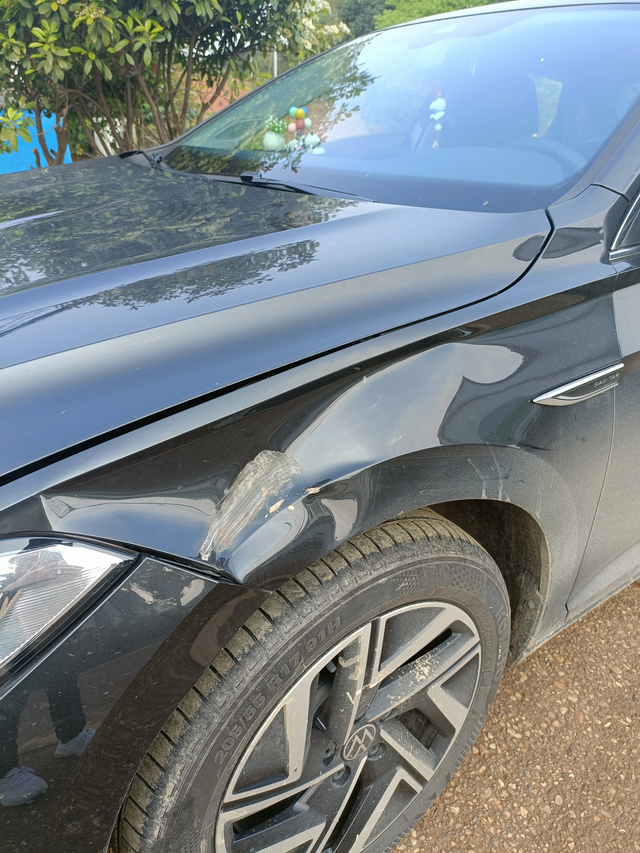 速腾新车一血对方还逃逸了
在乡道上我压实线行驶，28迈左右时速途经村庄路口被出来