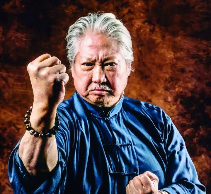 洪金宝估计现在大腿都拍断了，
怎么都想不明白，
儿子儿媳双双出轨就算了，怎么