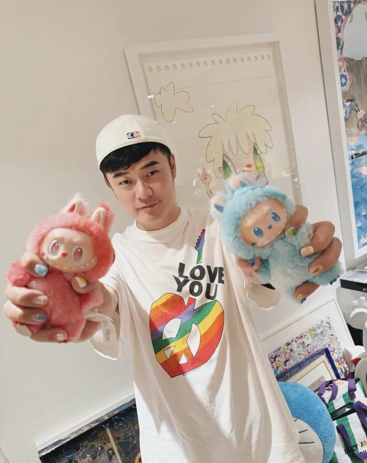 陈赫晒Labubu，大家关注的却是他新做的美甲，男人做美甲真的很难接受吗？
以前