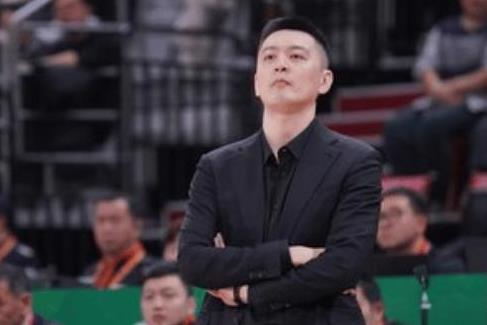 辽宁男篮正处在低谷期，连败让每一名球员的压力都非常大，主教练杨鸣在接受采访时表示
