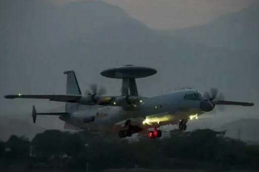 美航母战斗群到达韩国，东部战区立刻组织演练，并放出了空警500夜间起飞的画面。这