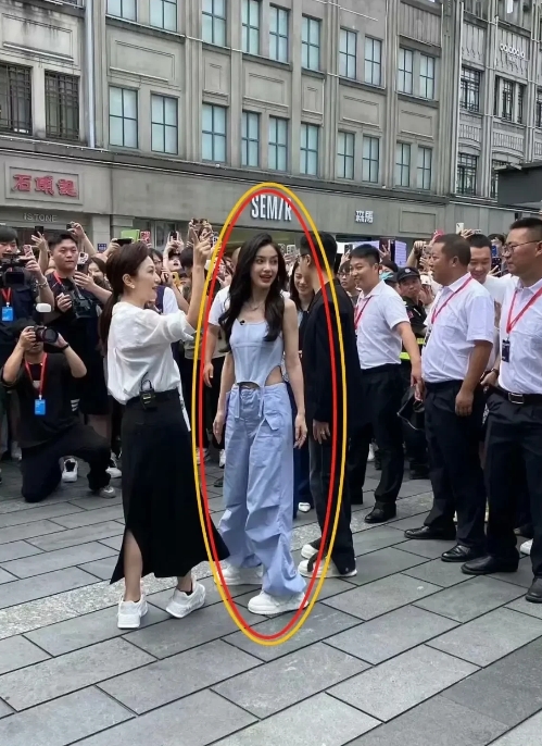 杨颖粉丝拍照都美若仙子，身材比例也很好。

搞不懂黄晓明想啥呢。[捂脸哭][捂脸
