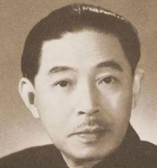 1928年，32岁的茅盾爱上23岁的女学生秦德君。不久后，秦德君怀孕，茅盾用温柔