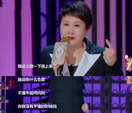 有一次，张凯丽在坐飞机时，看见一个空姐对一对老夫妻很不耐烦，她立马就发起了飙：“