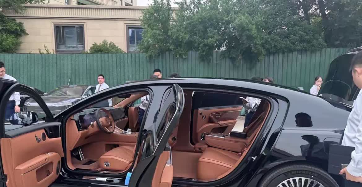 尊界S800的后排空间也太大了
尊界S800全国各地的路试车疯狂进行，估计就是