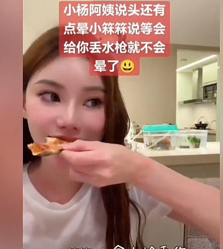 马筱梅可以啊
当霖霖说我拿水枪丢你就不会晕了时，筱梅明显有些诧异瞪大了眼睛，随后