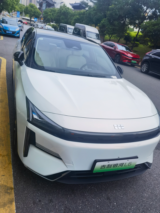 今天试驾了一堆车，感觉还是中意06
跑了一天，体验了深蓝S7，长安univ，星瑞