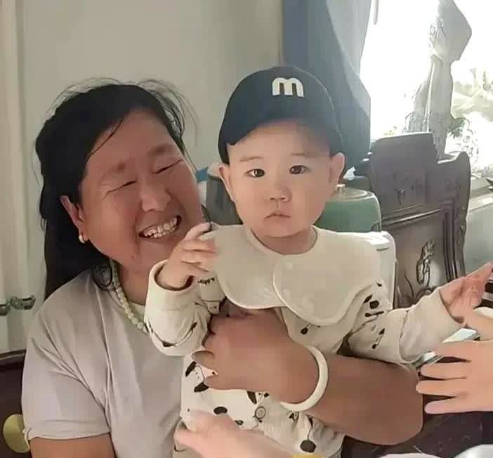 陈亚楠跟朱小伟离婚真是个大错误，她说小伟傻，他这是老实，在儿子周岁宴上小伟主动给