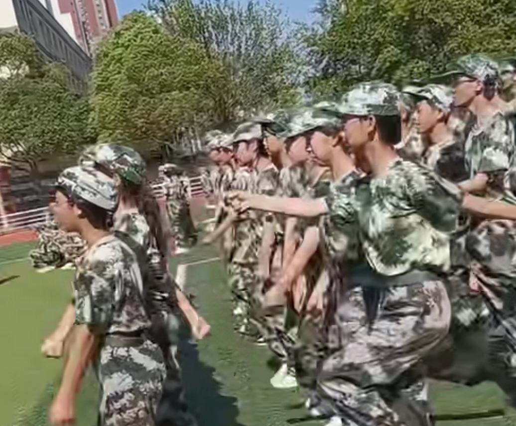 这就是开学后孩子们的军训，穿上迷彩服就是一个神采飞扬士兵。
这些孩子都是吹空调长