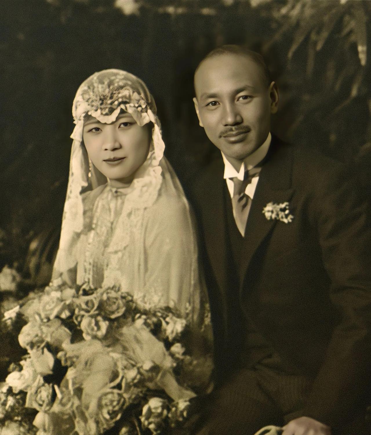 1927年，蒋中正与宋美龄在上海结婚时的照片，这可不是演员扮演的，而是货真价实的