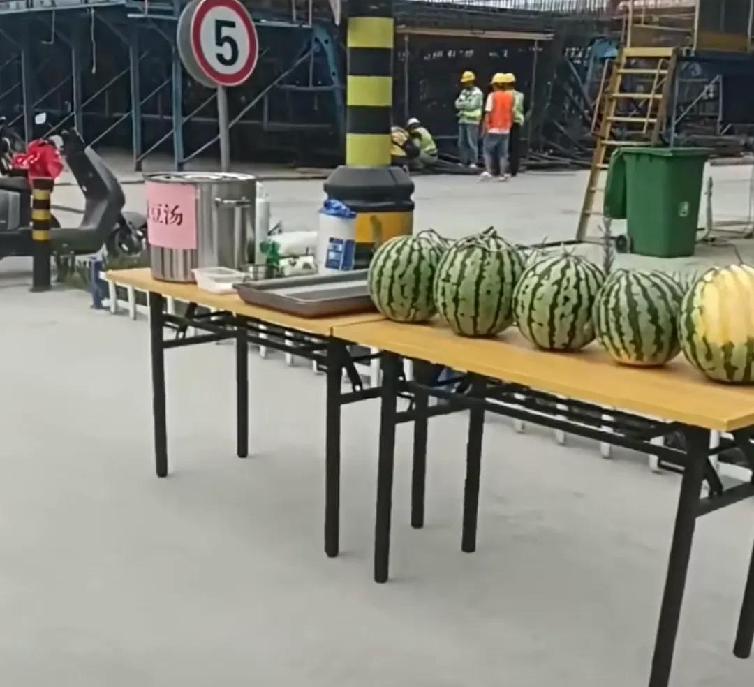 就是把这五个西瓜切块，一个西瓜能切20块，五个西瓜也就是100块，100个人吃五