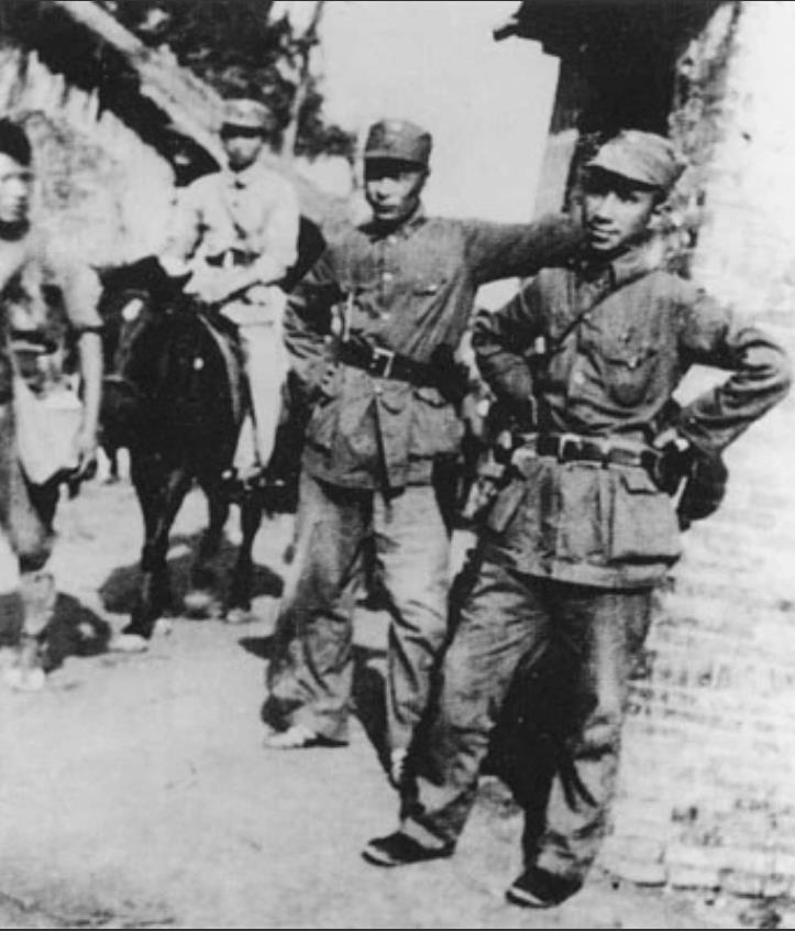 1948年4月底，粟裕顶着“抗命”的风险，冒雨翻山越岭，赶到河北阜平见毛泽东，他