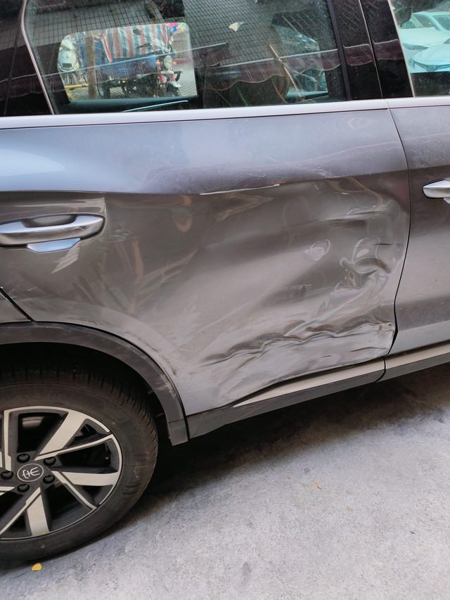 提车一个月就一血
新手上路，五年驾龄的朋友说不要太依赖智能设备，比如什么全景影像