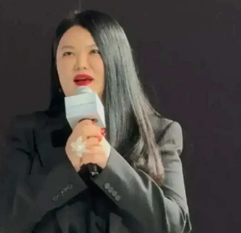 李湘胖的很厉害啊，黑长直都遮不住这发福的身躯。

不知道是不是，李湘太在意肥了，