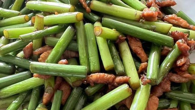 蒜苗炒肉：家常美味中的经典之作