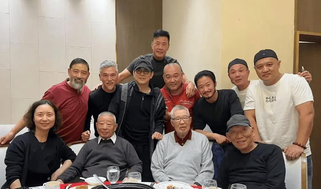 #合照留念#
这张珍贵合影，是李连杰与师友的聚会瞬间。我一眼就认出了中间戴帽子的