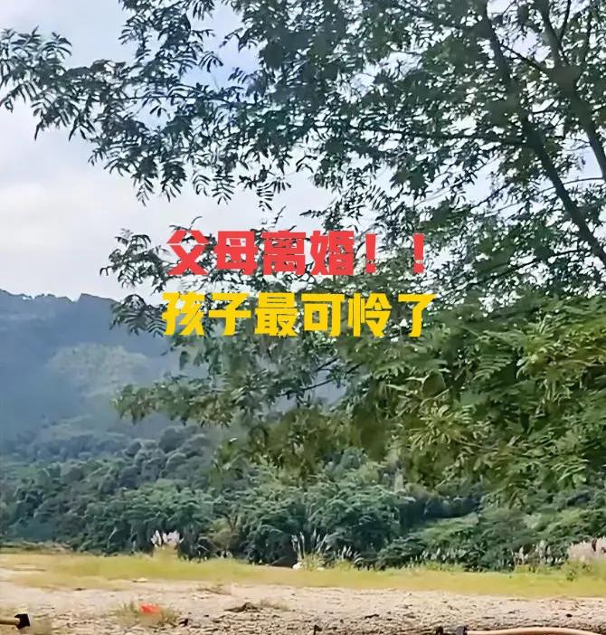 如果父母离婚，女儿一定要跟着爸爸。  这并非绝对，但基于某些现实情况，这种选择或