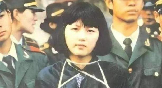 1991年，20岁美女陶静被押赴刑场时，要求取下避孕环，警察：可以。



这看